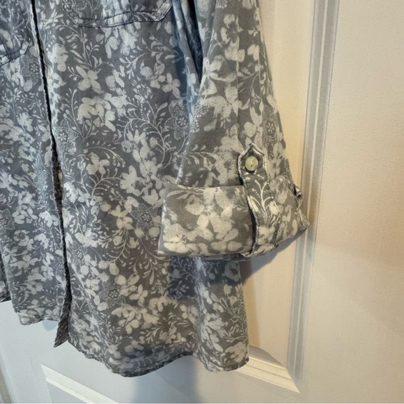 Eddie Bauer lightweight 100% cotton gray cream off white floral button up blouse - Picture 2 of 8